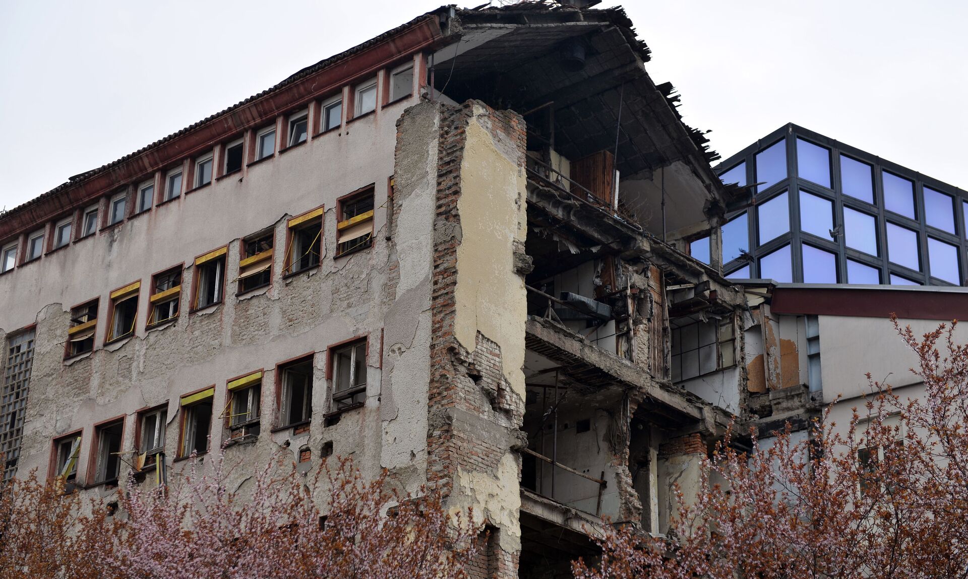  Ruševine zgrade RTS-a koja je bombardovana 1999. - Sputnik Srbija, 1920, 12.08.2022