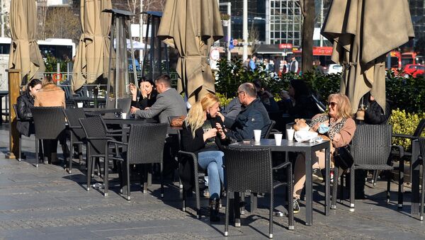 Uživanje na prolećnom suncu, uz kafu za poneti. - Sputnik Srbija