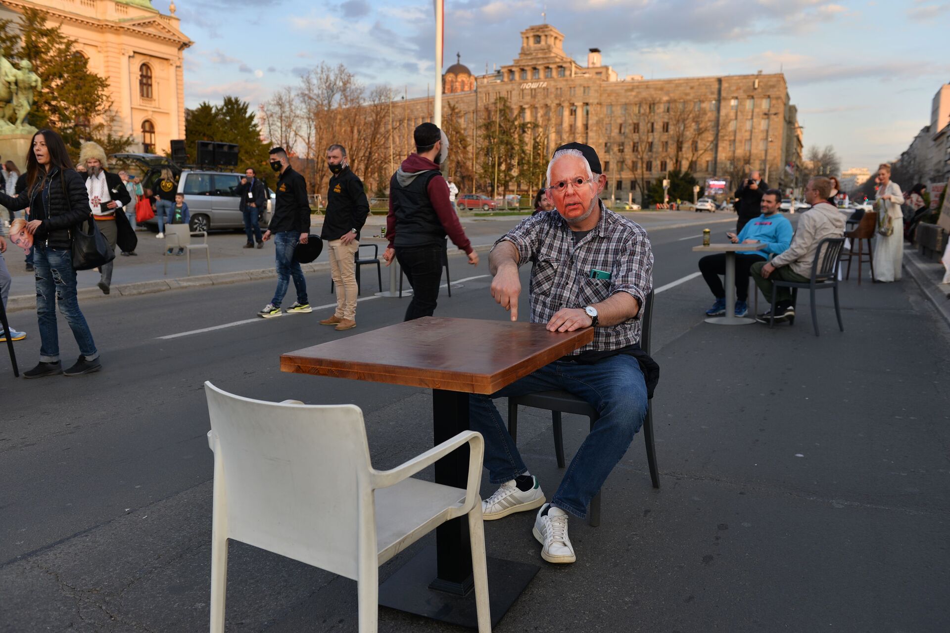 Ставите столове на улицу: Угоститељи протестују испред скупштине /фото/ - Sputnik Србија, 1920, 27.03.2021
