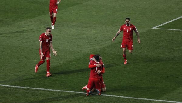 Fudbaleri Srbije se raduju posle postignutog gola protiv Portugalije - Sputnik Srbija