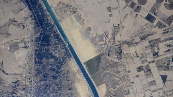 Снимак брода који је блокирао Суецки канал из свемира - Sputnik Србија