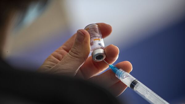 Zdravstveni radnik priprema dozu vakcine Sinovak - Sputnik Srbija