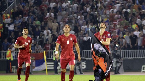 Stefan Mitrović skida zastavu „velike Albanije“ - Sputnik Srbija