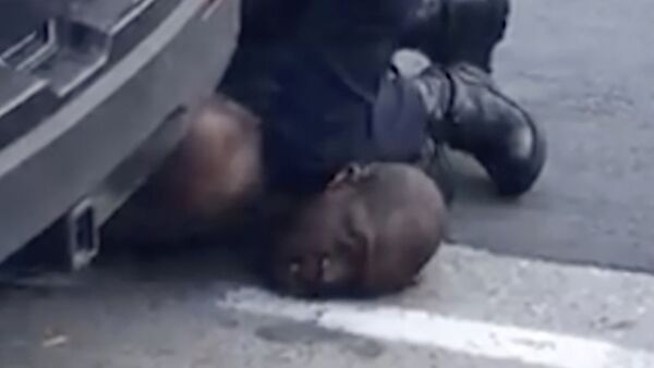 Snimak sa kamere koji prikazuje policajca Dereka Šovina kako pritiska kolenom vrat Džordža Flojda - Sputnik Srbija