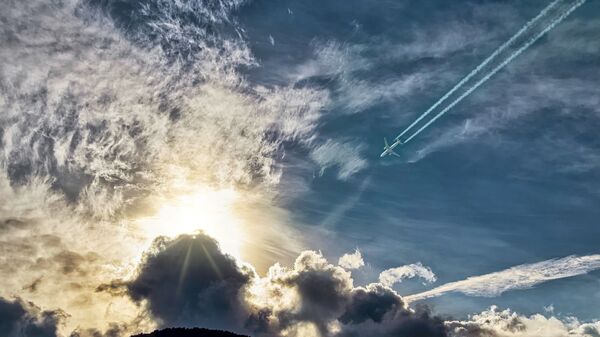 Avion, nebo, trag - Sputnik Srbija