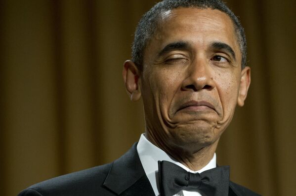 Bivši američki predsednik Barak Obama namiguje dok priča anegdotu o svom rodnom mestu tokom večere Udruženja dopisnika Bele kuće u Vašingtonu 2012. godine - Sputnik Srbija