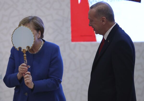 Nemačka kancelarka Angela Merkel se igra sa ogledalom koje joj je poklonio turski predsednik Redžep Tajip Erdogan u Istanbulu 2020. godine - Sputnik Srbija