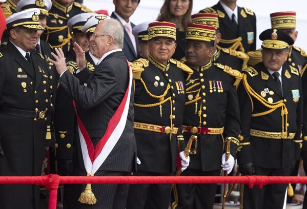 Bivši predsednik Perua Pedro Pablo Kučinski se šali na vojnoj paradi u Limi 2016. godine - Sputnik Srbija