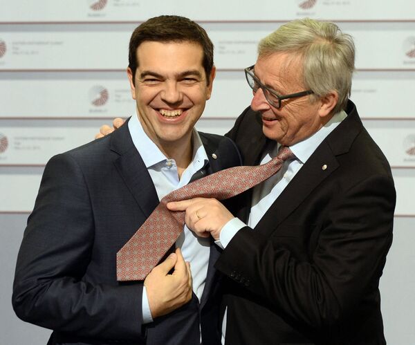 Бивши премијер Грчке Алексис Ципрас и некадашњи председник Европске комисије Жан Клон Јункер се шале на самиту Источног партнерства ЕУ у Риги - Sputnik Србија