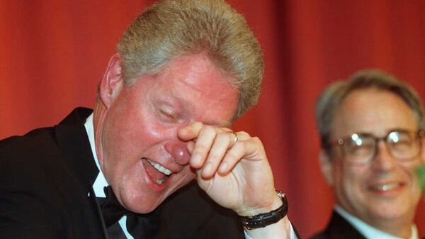 Бивши амерички председник Бил Клинтон плаче од смеха и брише сузе након шале комичара Ала Франкена - Sputnik Србија