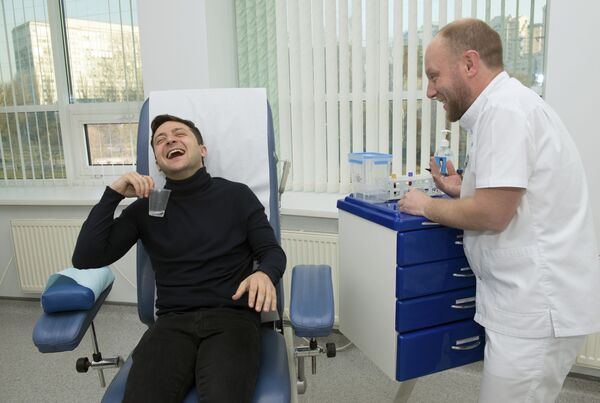 Smeh ukrajinskog predsednika Vladimira Zelenskog tokom davanja krvi 2019. godine - Sputnik Srbija