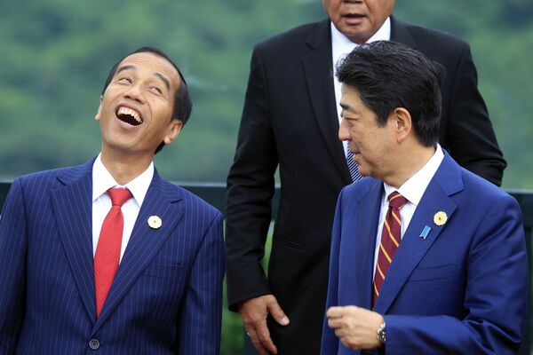 Široki osmeh predsednika Indonezije Džoko Vidodo tokom fotografisanja sa bivšim japanskim premijerom Šinzom Abeom - Sputnik Srbija