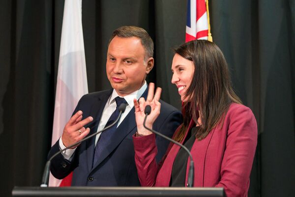 Poljski predsednik Andžej Duda i premijerka Novog Zelanda Džasinda Ardern se šale na račun broja potpisa na ceremoniji potpisivanja u Oklandu - Sputnik Srbija