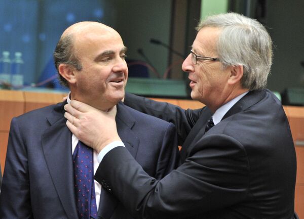 Bivši premijer Luksemburga Žan Klod Junker u šali „hvata za gušu“ španskog ministra finansija Luisa de Gindosa uoči sastanka evrozone u sedištu EU u Briselu - Sputnik Srbija