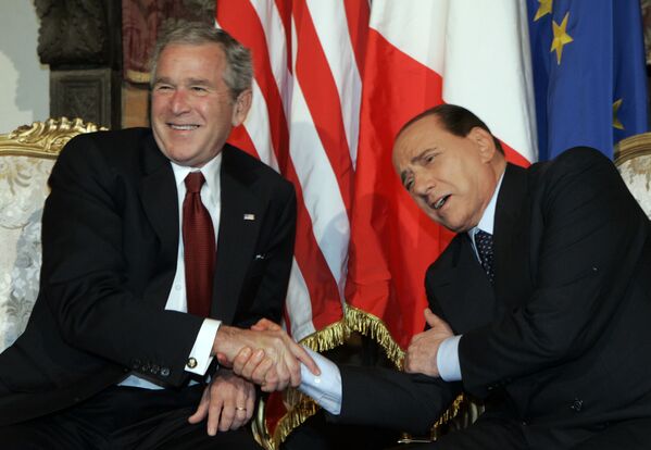 Осмех на лицу бившег америчког лидера Џорџа Буша током састанка са некадашњим италијанским премијером Силвиом Берлусконијем у Риму - Sputnik Србија