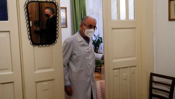 Ištvan Kormendi, 97-godišnji lekar, dočekuje pacijenta u lekarskoj ordinaciji u svom domu - Sputnik Srbija