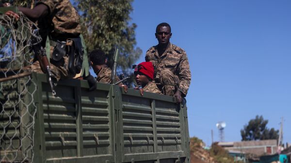 Војници се возе на камиону у близини града Адиграт, у регија Тиграј, Етиопија. - Sputnik Србија