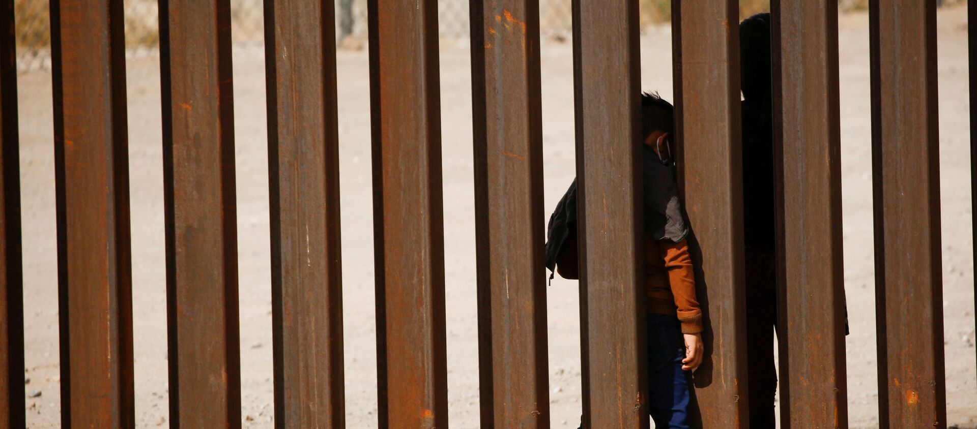Дете мигрант пролази кроз зид на граници САД и Мексика - Sputnik Србија, 1920, 01.04.2021