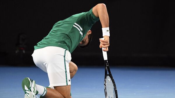Novak Đoković reaguje na povredu u meču protiv Tejlora Frica na Australijan openu 2021. - Sputnik Srbija