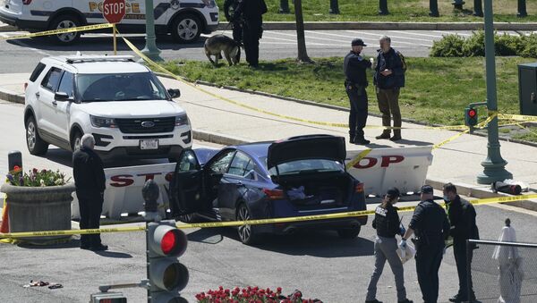 Инцидент испред Капитола у Вашингтону, аутомобил покушао да пробије барикаду - Sputnik Србија