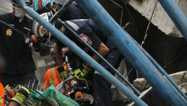 Spasioci tragaju za zatrpanima u ruševini zgrade u Bankoku, koja se zapalila i srušila - Sputnik Srbija