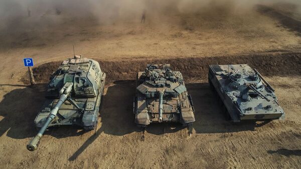 Samohodna artiljerijska haubica Msta S, tenk T-90A i borbeno vozilo pešadije BMP-3 na vojnim vežbama u Volgogradskoj oblasti - Sputnik Srbija