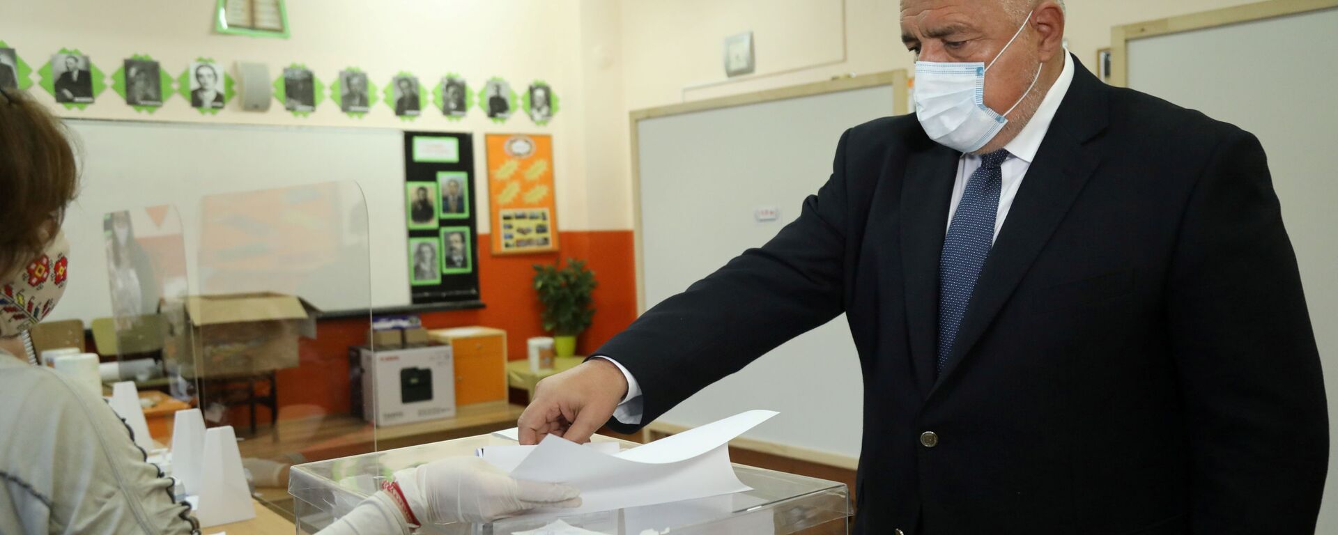 Бугарски премијер Бојко Борисов гласа на парламентарним изборима у Софији. - Sputnik Србија, 1920, 07.04.2021