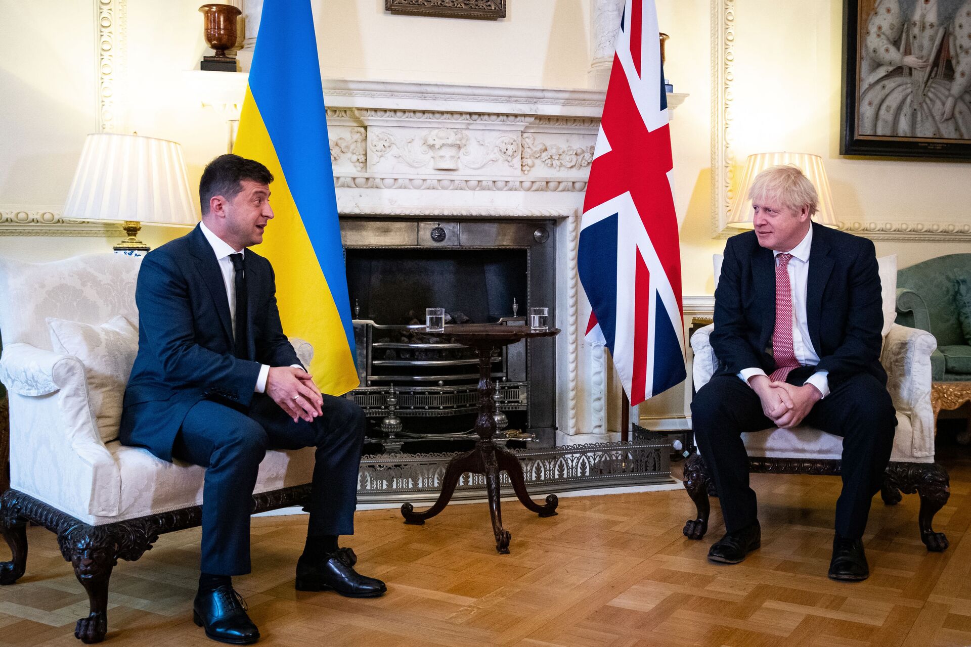 Predsednik Ukrajine Vladimir Zelenski i premijer Velike Britanije Boris Džonson na sastanaku u Londonu - Sputnik Srbija, 1920, 16.06.2022