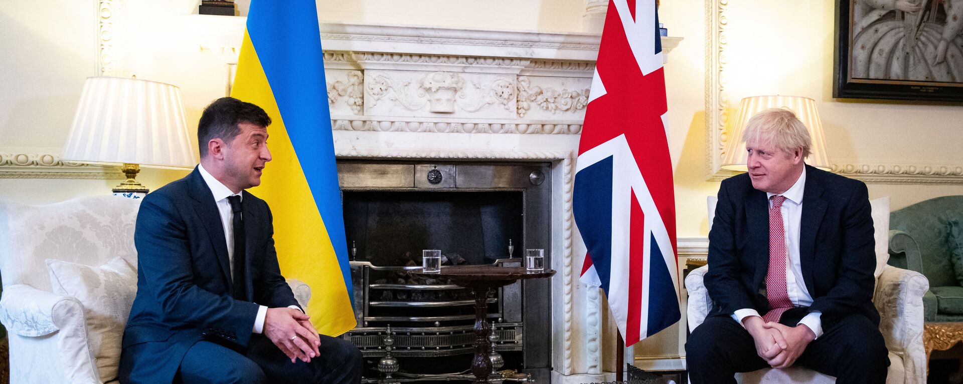 Predsednik Ukrajine Vladimir Zelenski i premijer Velike Britanije Boris Džonson na sastanaku u Londonu - Sputnik Srbija, 1920, 07.07.2022