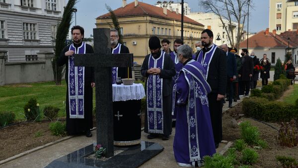 Parastos nedužnim žrtvama aprilskog bombardovanja u porti Vaznesenjske crkve. - Sputnik Srbija
