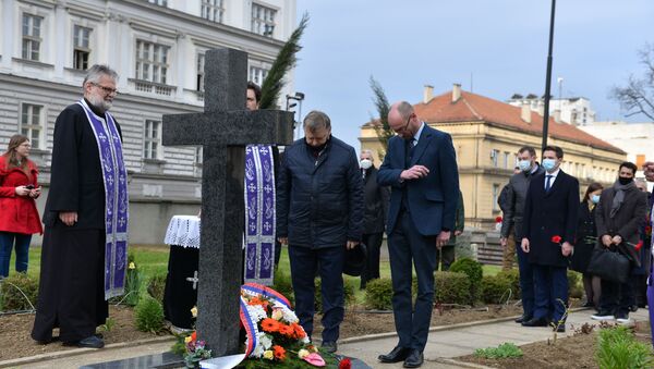 Polaganje venaca žrtvama aprilskog bombardovanja kod spomen-obeležja u porti Vaznesenjske crkve - Sputnik Srbija