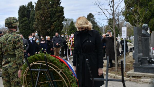 Ministarka za rad Darija Kisić Tepavčević polaže vence na  Spomen-groblju žrtvama bombardovanja 1941. - Sputnik Srbija