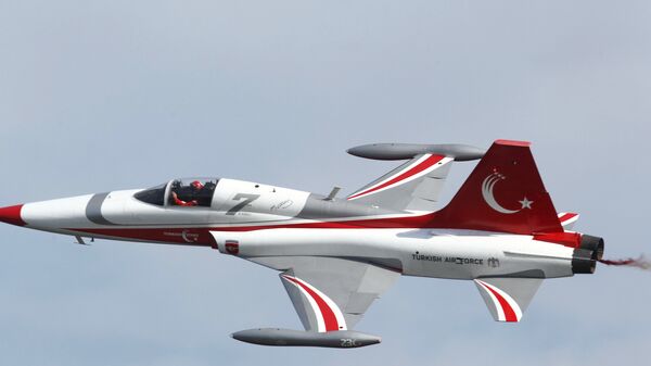 Турски авион Нортроп Ф-5 маневрише током прославе 100. годишњице битке на Дарданелима, Турска, април 2015. - Sputnik Србија