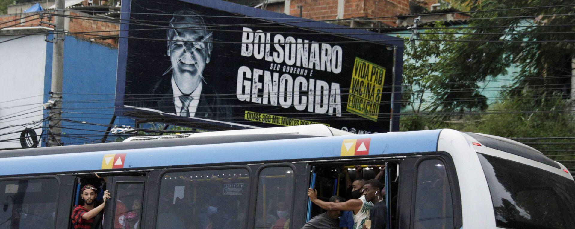 Путници у препуном аутобусу поред билборда против бразилског председника Болсонара и његове политике у пандемији - Sputnik Србија, 1920, 10.04.2021