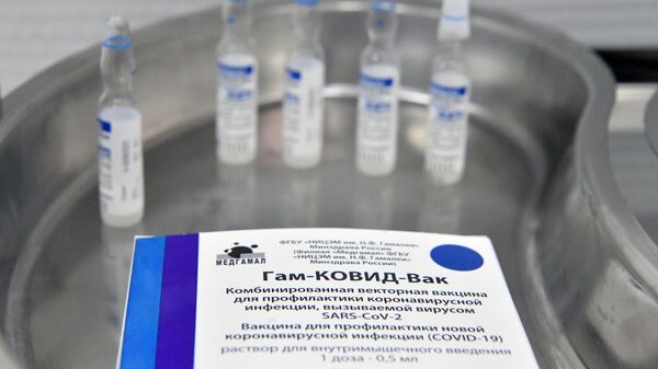 Ампуле и кутија вакцина против ковида Спутњик Ве - Sputnik Србија