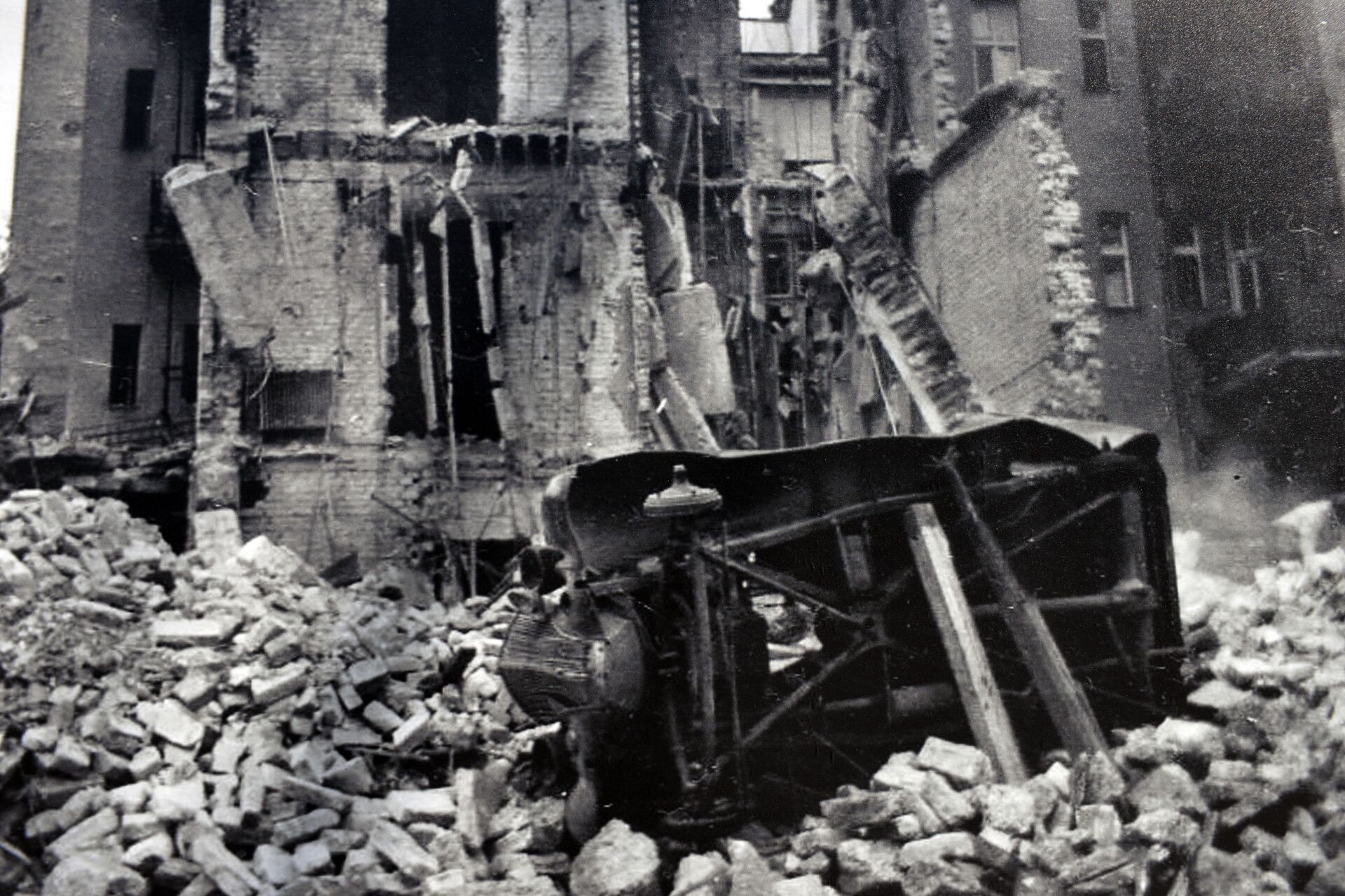 Bombardovanje Beograda 6. april 1941- fotografija sa izložbe „Obeležavanje 6. aprila 1941. - 80 godina od bombardovanja Beograda” Bombardovanje Beograda 6. april 1941- fotografija sa izložbe „Obeležavanje 6. aprila 1941. - 80 godina od bombardovanja Beograda” - Sputnik Srbija, 1920, 18.04.2025