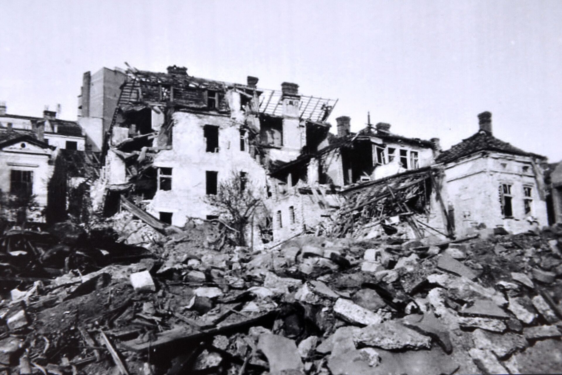 Bombardovanje Beograda 6. april 1941- fotografija sa izložbe „Obeležavanje 6. aprila 1941. - 80 godina od bombardovanja Beograda” Bombardovanje Beograda 6. april 1941- fotografija sa izložbe „Obeležavanje 6. aprila 1941. - 80 godina od bombardovanja Beograda” - Sputnik Srbija, 1920, 18.04.2025