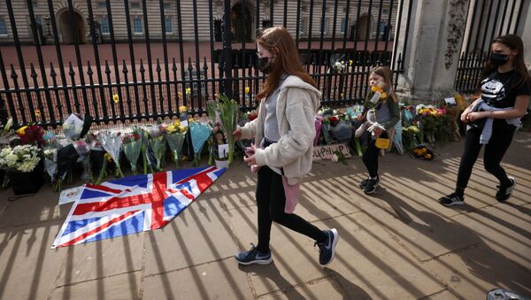 Полагање цвећа испред Бакингемске палате после смрти принца Филипа - Sputnik Србија