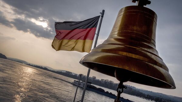 Nemačka zastava na gornjoj palubi malog trajekta na reci Rajni u blizini Ruedešejma u Nemačkoj - Sputnik Srbija