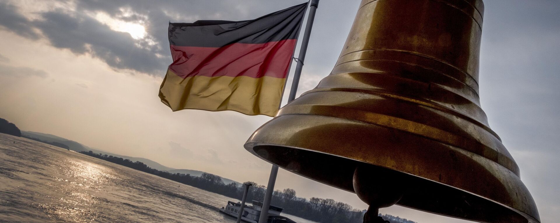 Немачка застава на горњој палуби малог трајекта на реци Рајни у близини Руедешејма у Немачкој - Sputnik Србија, 1920, 11.04.2022