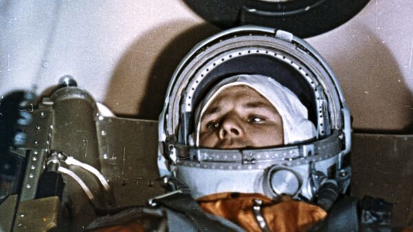 Kosmonavt Юriй Gagarin v kabine kosmičeskogo korablя Vostok-1 pered startom - Sputnik Srbija