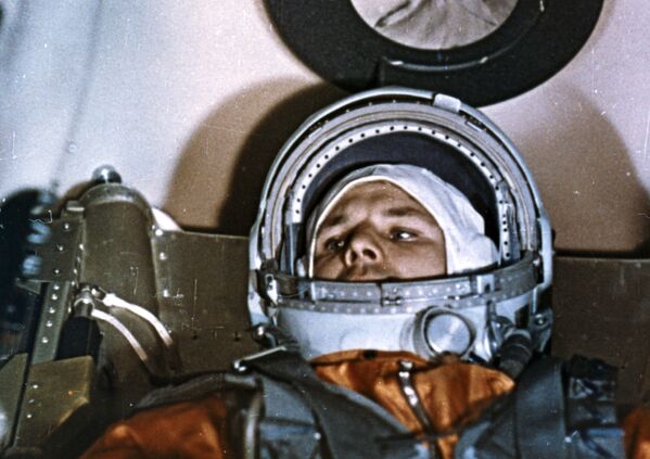 Совјетски космонаут Јуриј Гагарин у свемирској летелици „Восток-1“ пре лансирања - Sputnik Србија