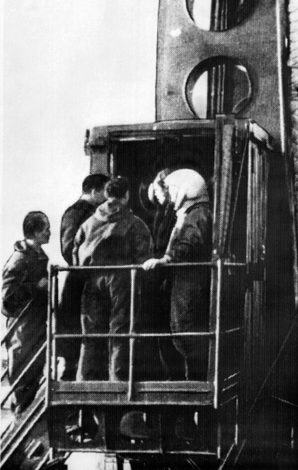 Gagarin među inženjerima pre leta u svemir. Priprema za ulazak u raketu „Vostok“ 12. aprila 1961. godine - Sputnik Srbija