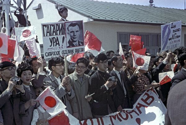 Путовање Хероја Совјетског Савеза Јурија Гагарина у Јапан 1962. године. Становници острва Хокаидо са одушевљењем дочекују првог космонаута на свету - Sputnik Србија