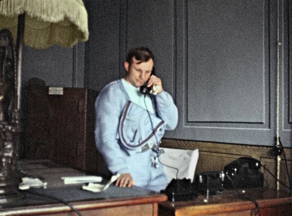Lepe vesti: Gagarin izveštava telefonom prvog sekretara Centralnog komiteta Komunističke partije Sovjetskog Saveza Nikitu Hruščova o uspešnom završetku svemirskog leta - Sputnik Srbija