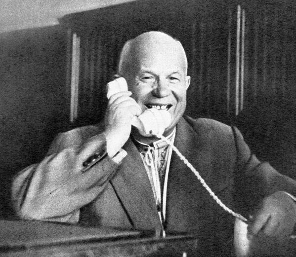 Prvi sekretar CK KPSS i predsedavajući Saveta ministara SSSR Nikita Hruščov nasmejan tokom telefonskog razgovora sa Jurijem Gagarinom - Sputnik Srbija