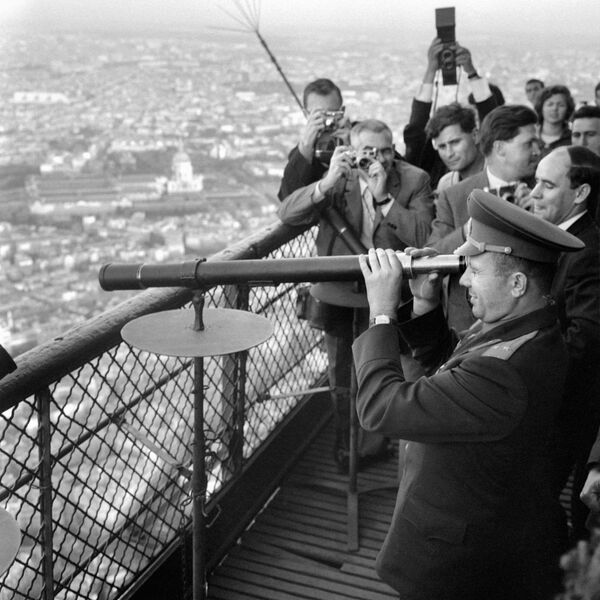 Gagarin tokom posete Ajfelovoj kuli u Parizu - Sputnik Srbija