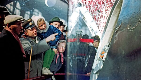 Јуриј Гагарин са ћерком Леном током обиласка експозиције павиљона „Космос“ у изложбеном центру ВДНХ у Москви - Sputnik Србија