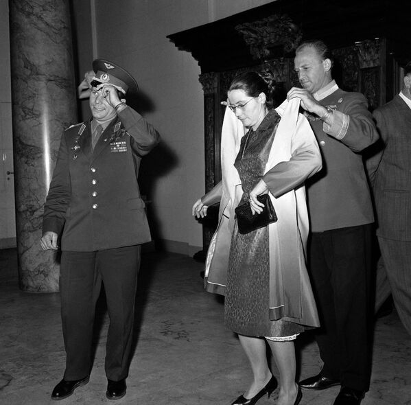 Jurij Gagarin i njegova supruga Valentina u Kopenhagenu nakon posete danskog kralja Frederika - Sputnik Srbija