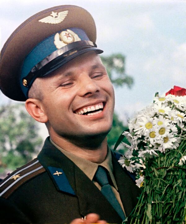 Широки осмех на лицу Јурија Гагарина док држи букет цвећа - Sputnik Србија